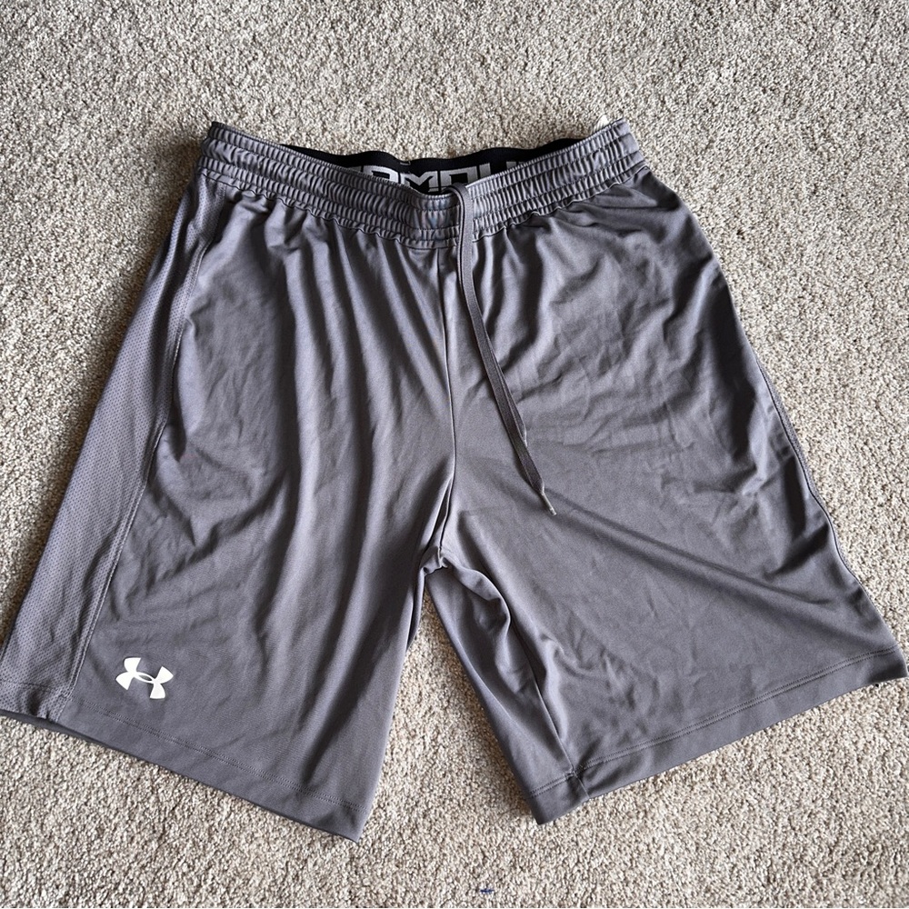 Like New Under Armour Mens Athletic Fitted HeatGear Shorts, Gray Large